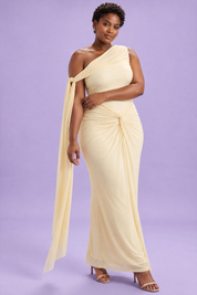 Robe longue moulante froncée asymétrique jaune | Porté sur une silhouette plus ronde | Lounelle Paris