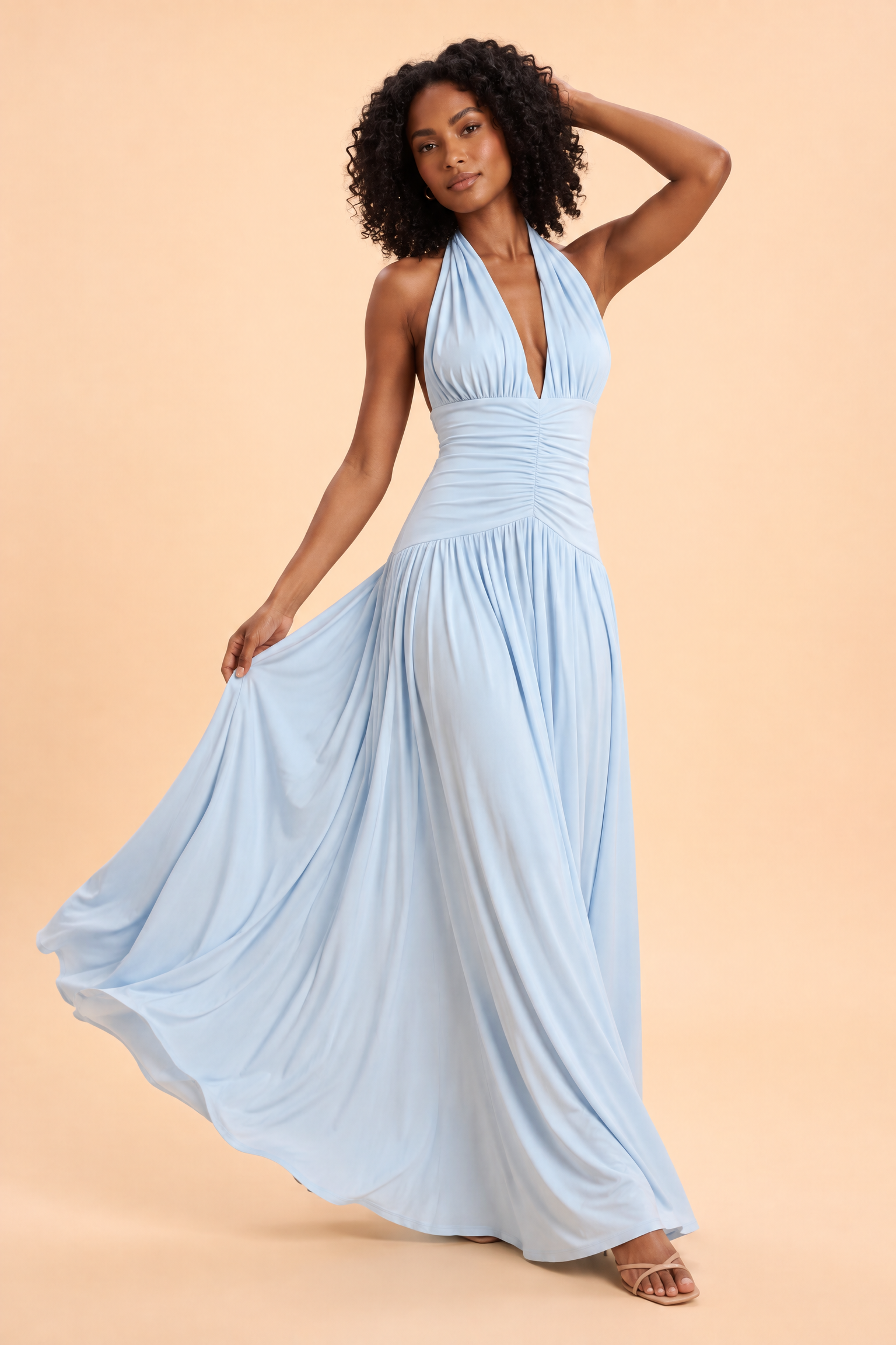 Robe longue bleu ciel à décolleté plongeant et détails froncés | Vue en mouvement | Lounelle Paris