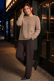 Pull ample à poche poitrine | Variante Beige - Lifestyle | Lounelle Paris