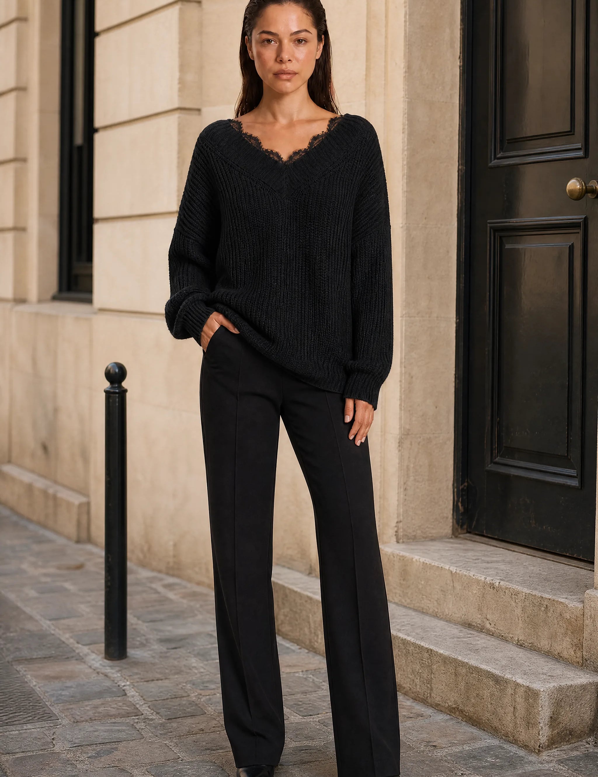 Pull col V à dentelle | Variante Noir - Lifestyle | Lounelle Paris