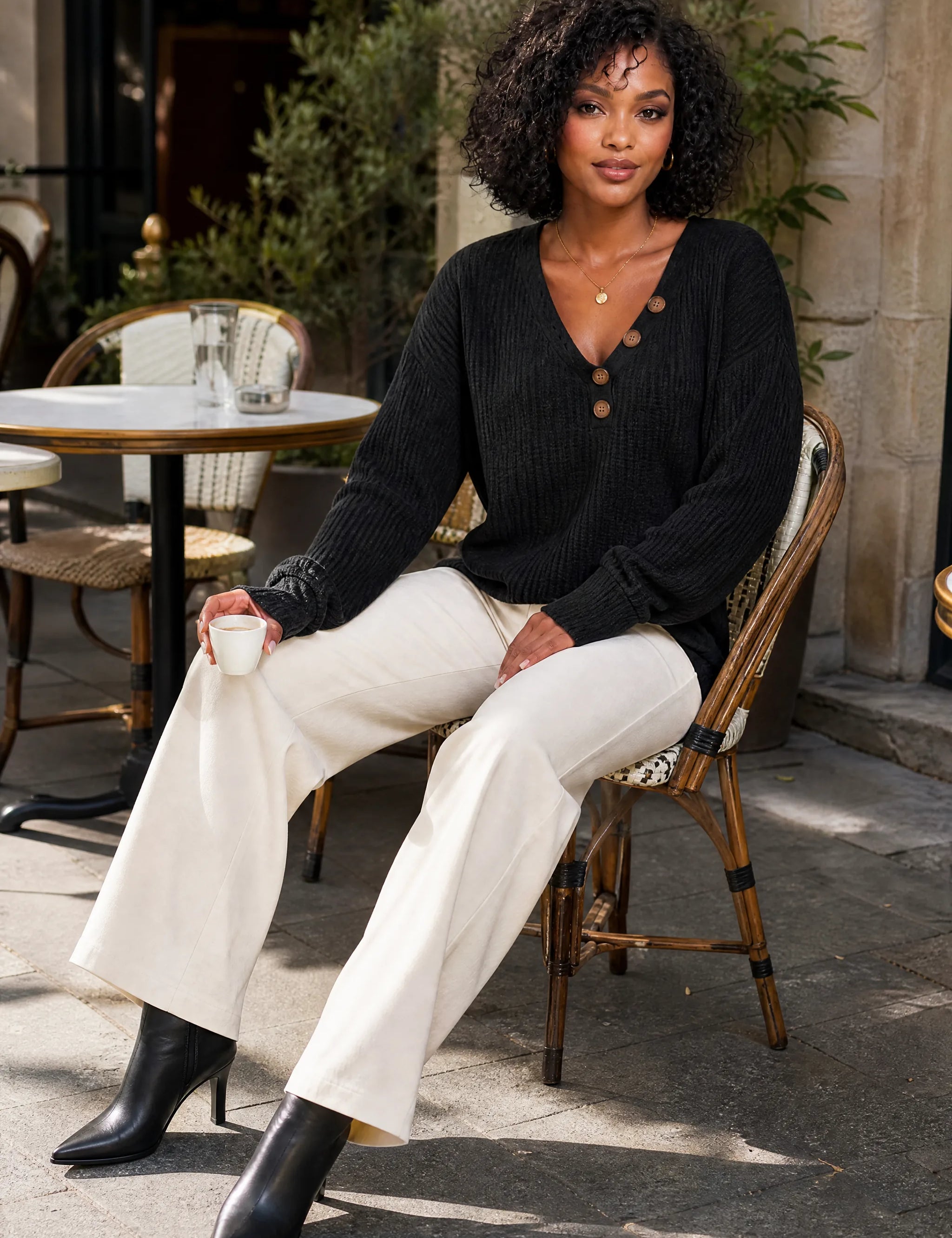 Pull col V maille gaufrée | Photo lifestyle | Lounelle Paris