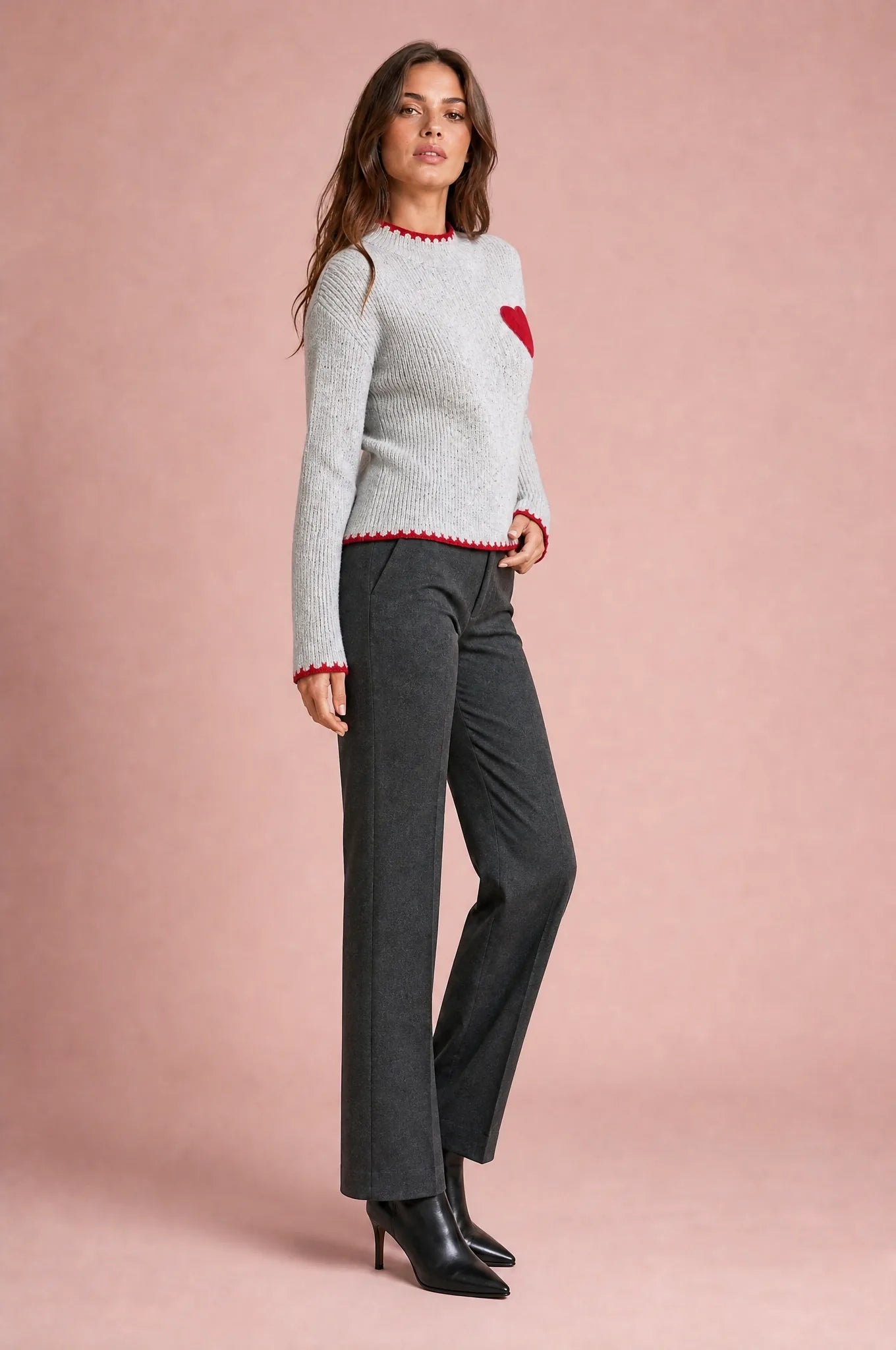 Pull gris col montant motif cœur | Vue de profil | Lounelle Paris