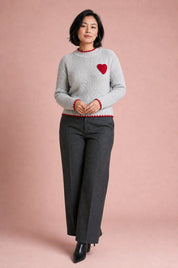 Pull gris col montant motif cœur | Porté sur une autre silhouette | Lounelle Paris