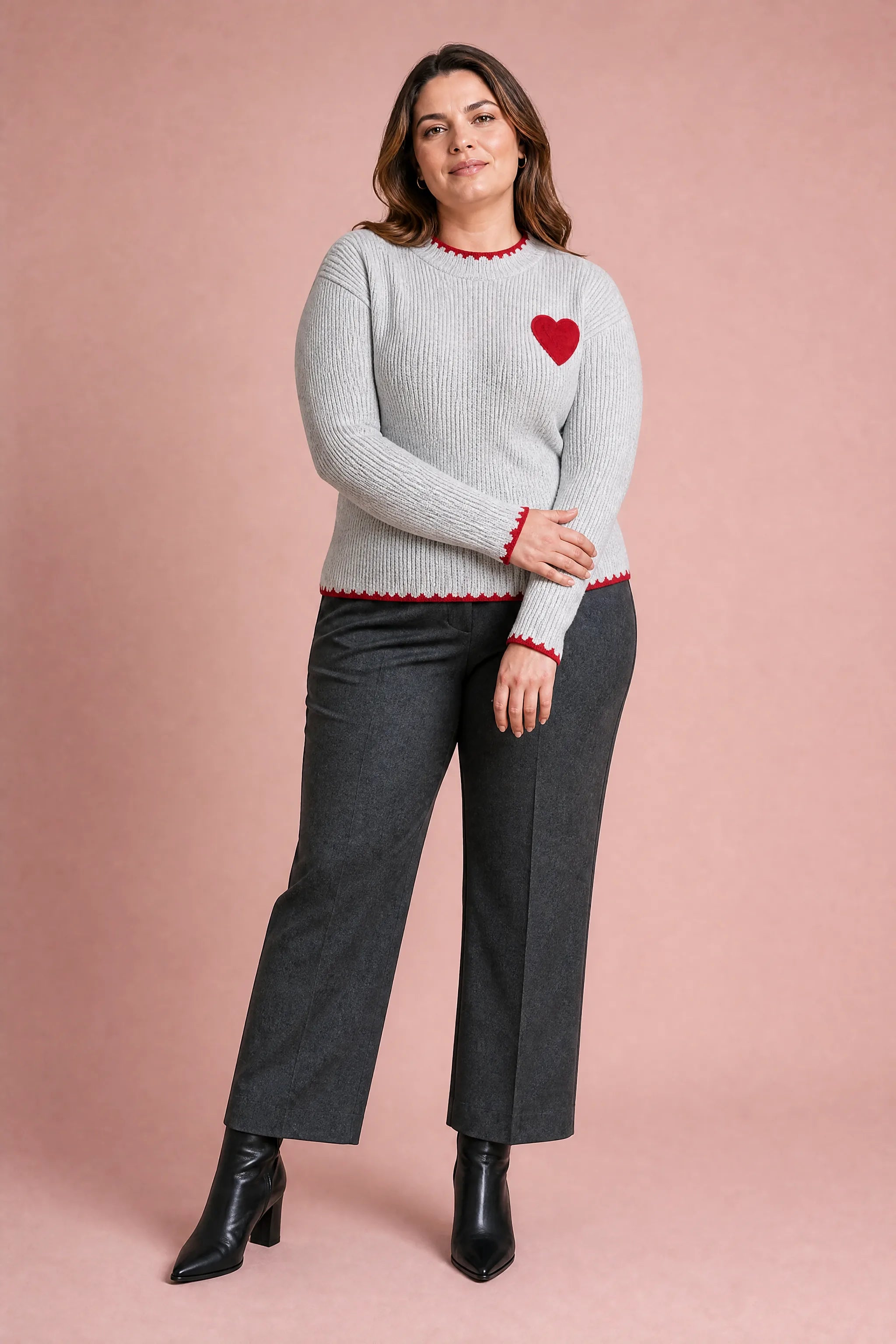 Pull gris col montant motif cœur | Porté sur une silhouette plus ronde | Lounelle Paris