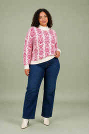Pull rose jacquard col montant | Porté sur une silhouette plus ronde | Lounelle Paris