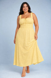 Robe jaune encolure carrée bretelles volantées | Porté sur une silhouette plus ronde | Lounelle Paris