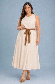 Robe longue abricot sans manches ceinturée | Porté sur une silhouette plus ronde | Lounelle Paris