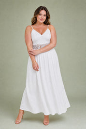 Robe longue blanche en dentelle | Porté sur une silhouette plus ronde | Lounelle Paris