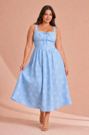 Robe longue bleue encolure carrée dos smocké | Porté sur une silhouette plus ronde | Lounelle Paris