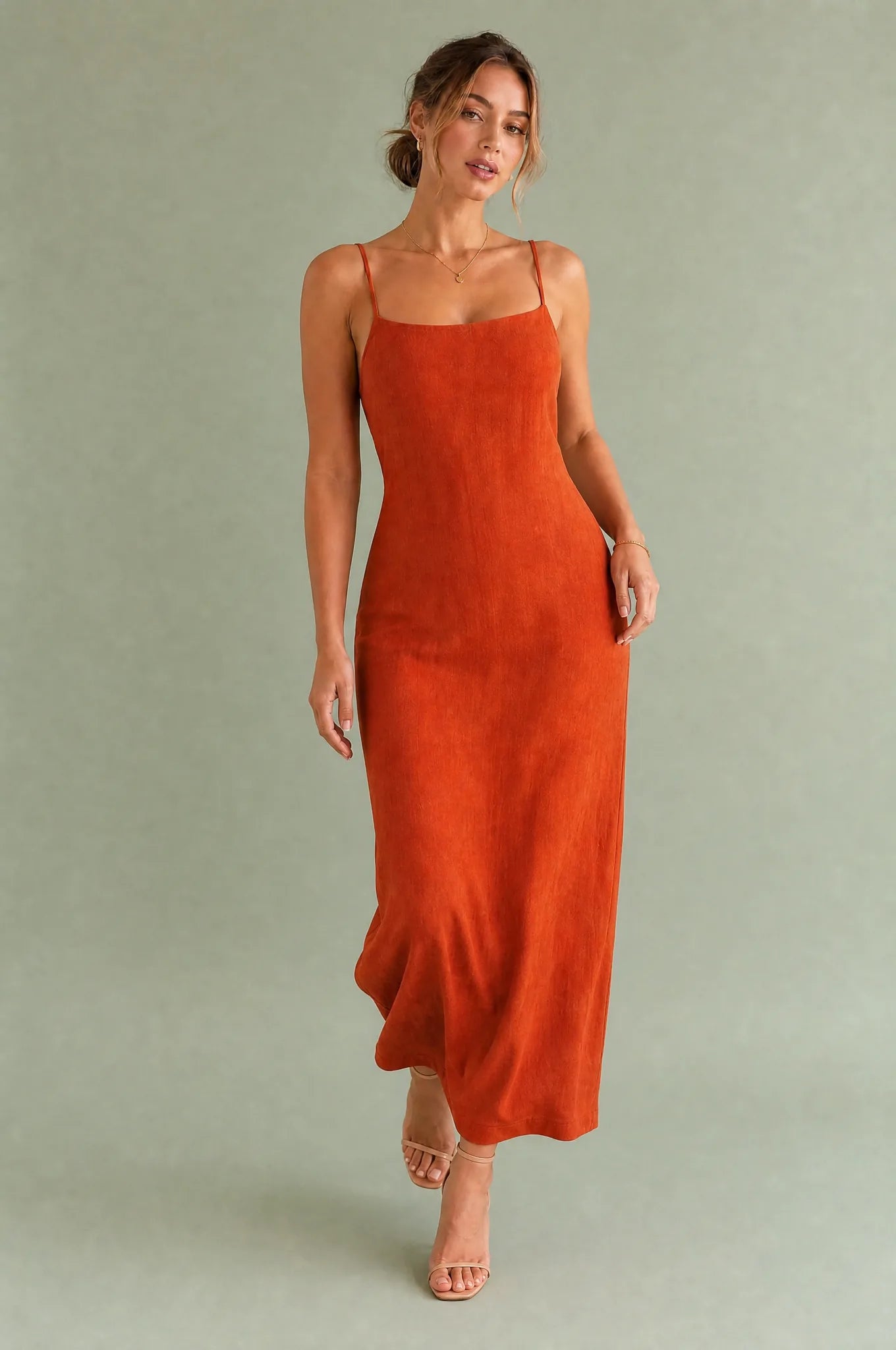 Robe longue bretelles encolure carrée | Vue en mouvement | Lounelle Paris