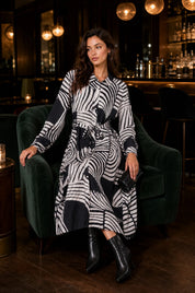 Robe longue imprimée col chemise | Deuxième photo lifestyle | Lounelle Paris