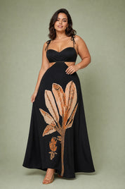 Robe longue noire dos nu | Porté sur une silhouette plus ronde | Lounelle Paris