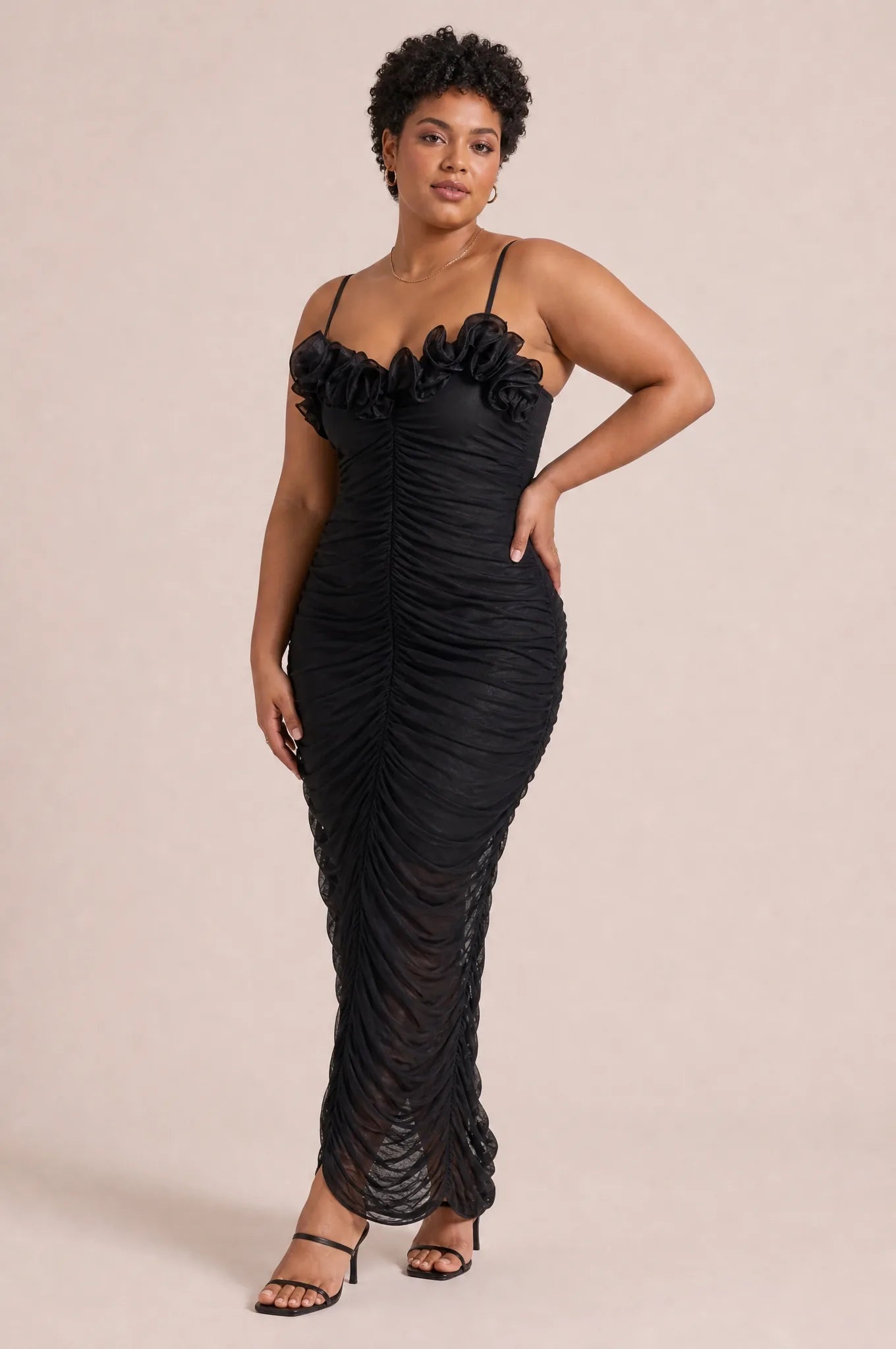 Robe longue noire fines bretelles | Porté sur une silhouette plus ronde | Lounelle Paris