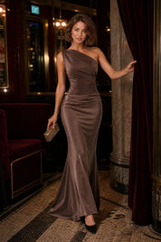 Robe longue satinée à une épaule | Deuxième photo lifestyle | Lounelle Paris