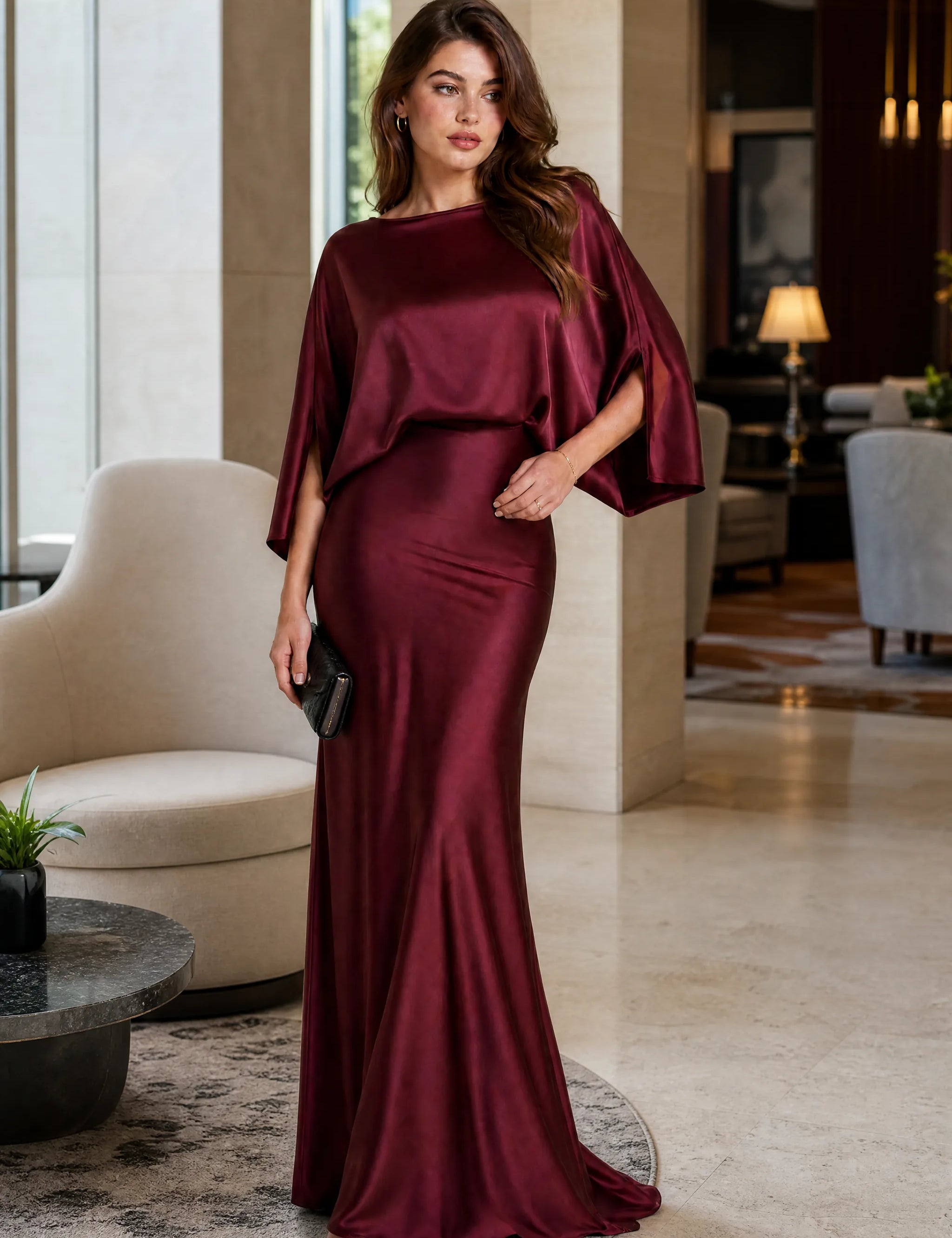 Robe longue satinée encolure bateau | Photo lifestyle | Lounelle Paris