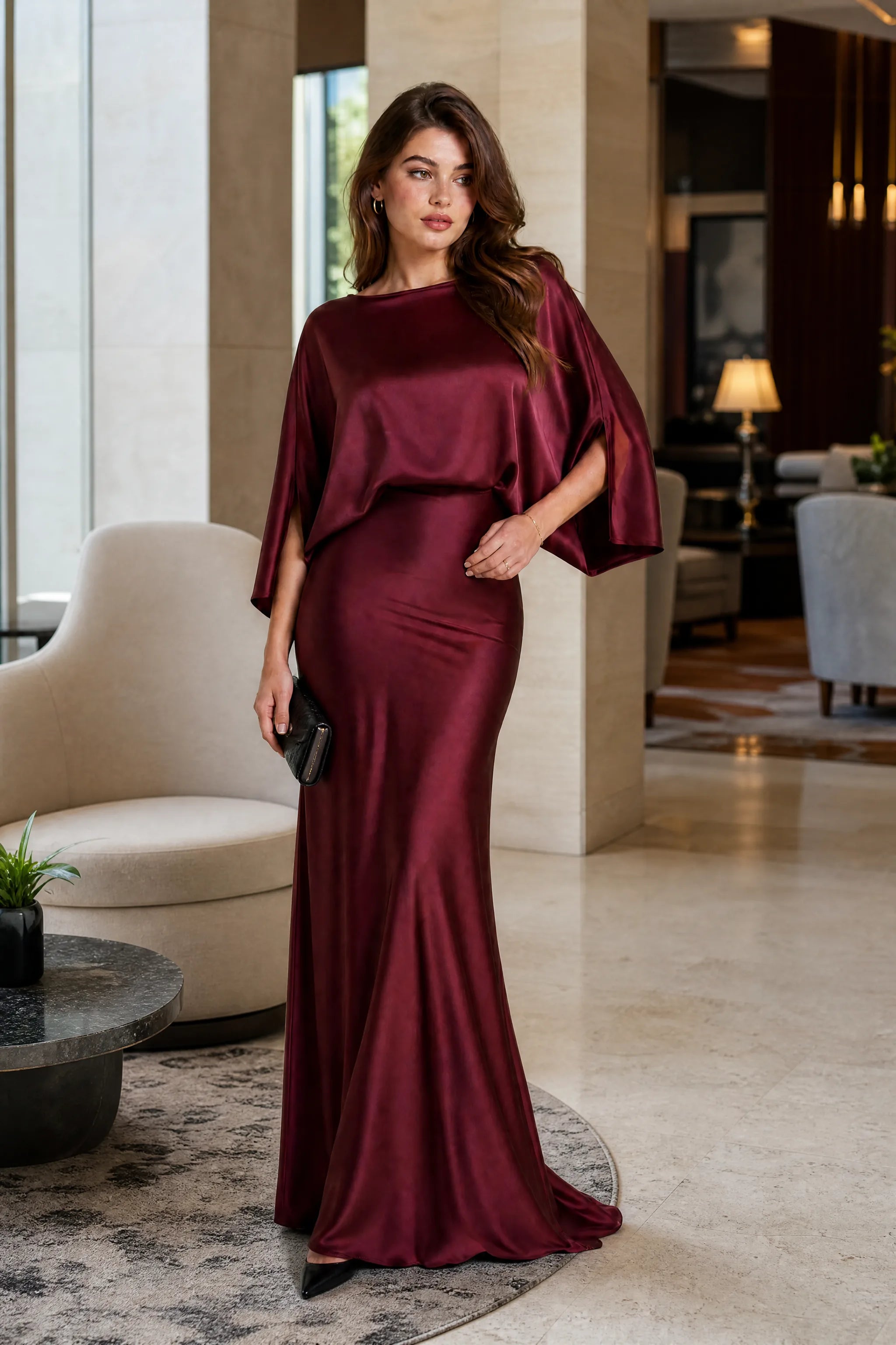 Robe longue satinée encolure bateau | Photo lifestyle | Lounelle Paris
