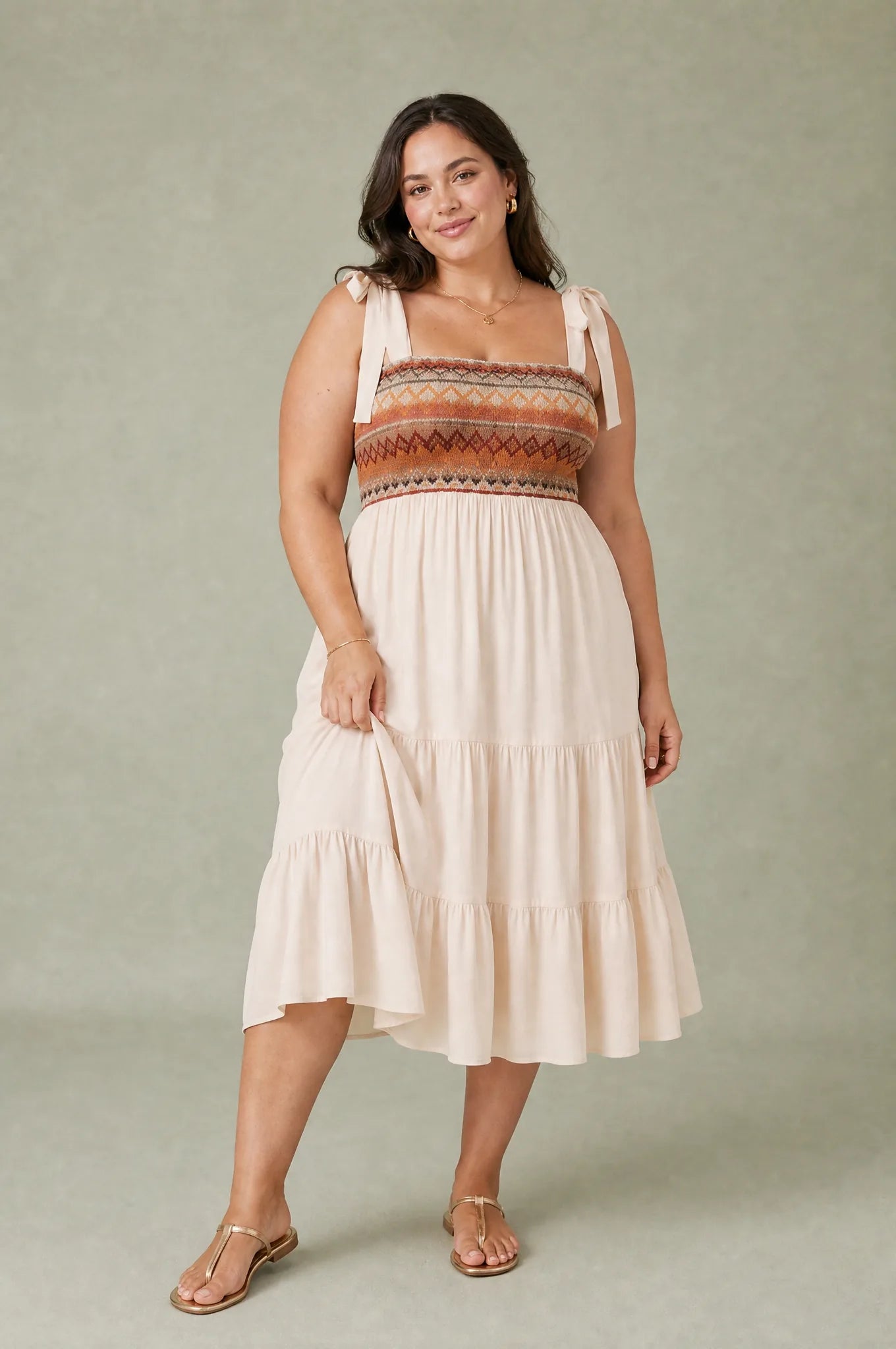 Robe midi à bretelles smockée | Porté sur une silhouette plus ronde | Lounelle Paris