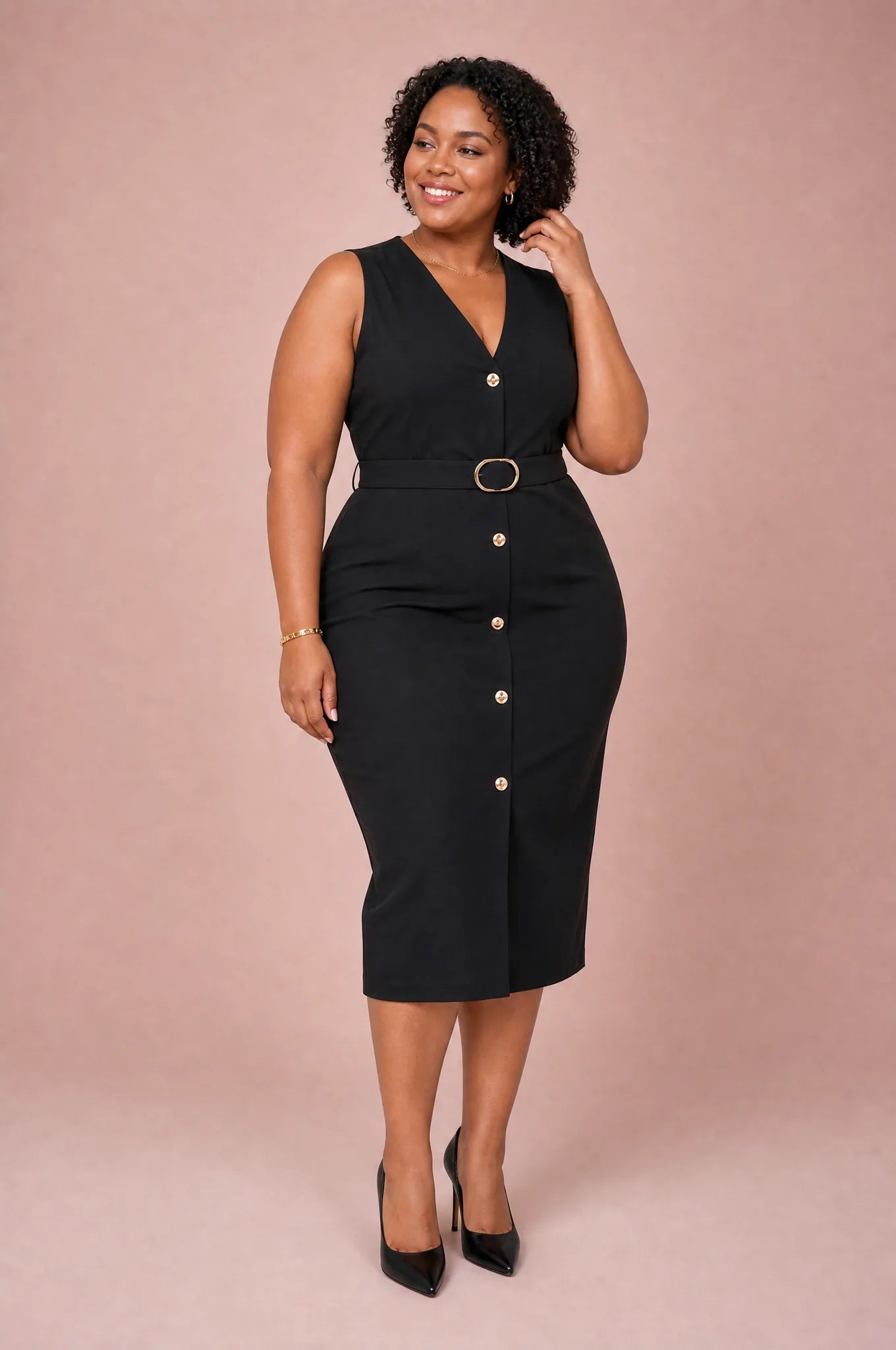 Robe noire col V ceinturée | Porté sur une silhouette plus ronde | Lounelle Paris