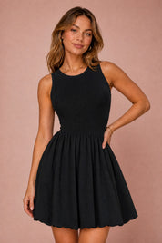 Robe noire dos nu trapèze | Vue rapprochée | Lounelle Paris
