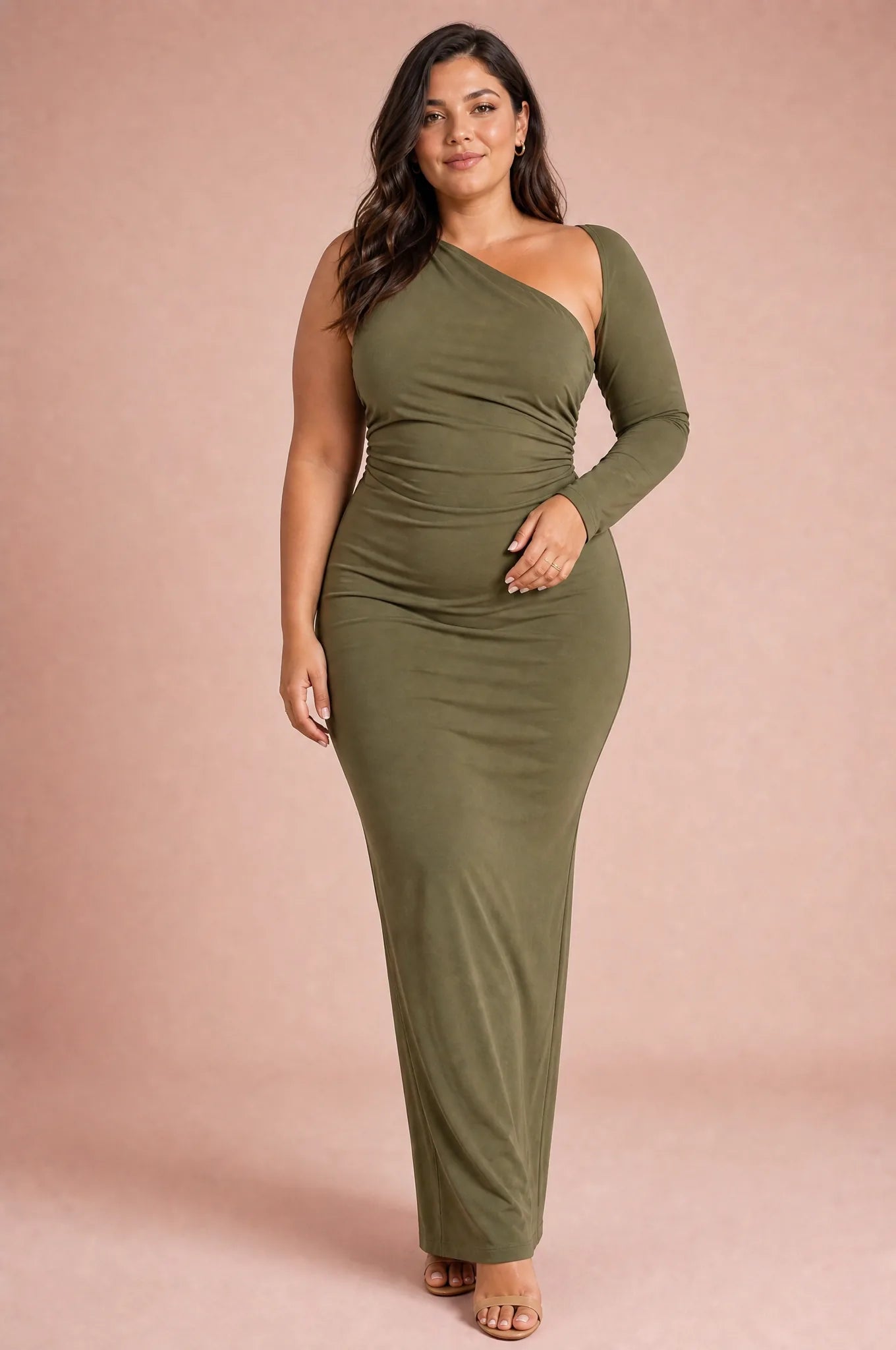 Robe olive asymétrique dos ouvert | Porté sur une silhouette plus ronde | Lounelle Paris
