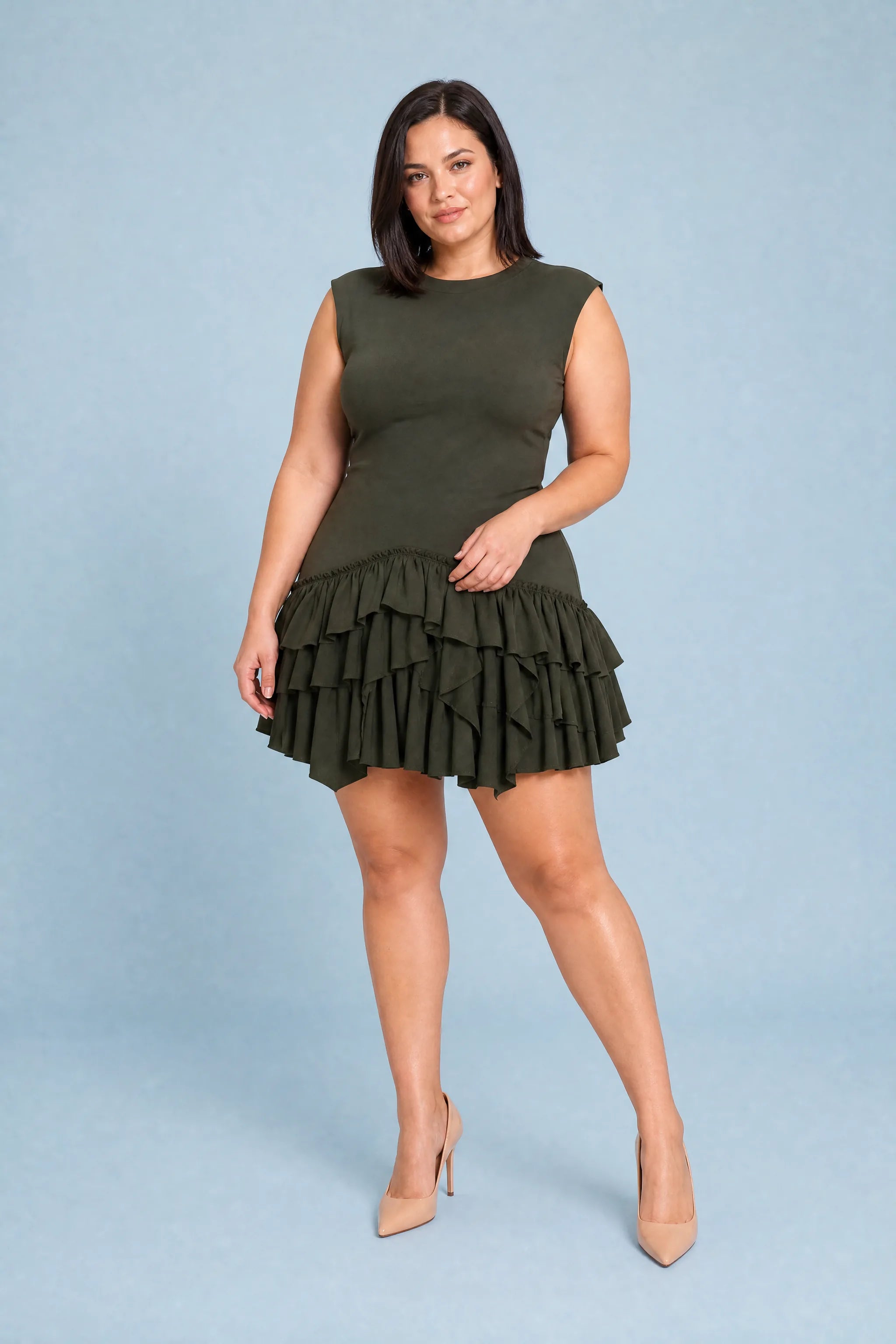 Robe vert foncé col montant à volants | Porté sur une silhouette plus ronde | Lounelle Paris