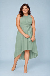 Robe vert menthe asymétrique sans manches | Porté sur une silhouette plus ronde | Lounelle Paris