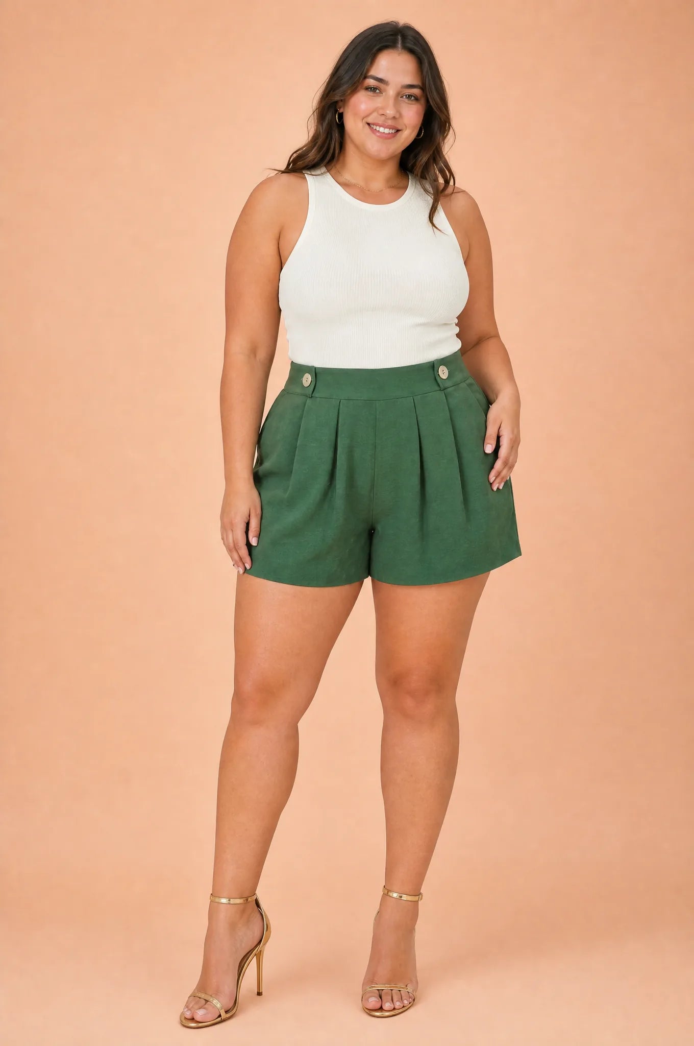 Short ample vert militaire taille haute | Porté sur une silhouette plus ronde | Lounelle Paris