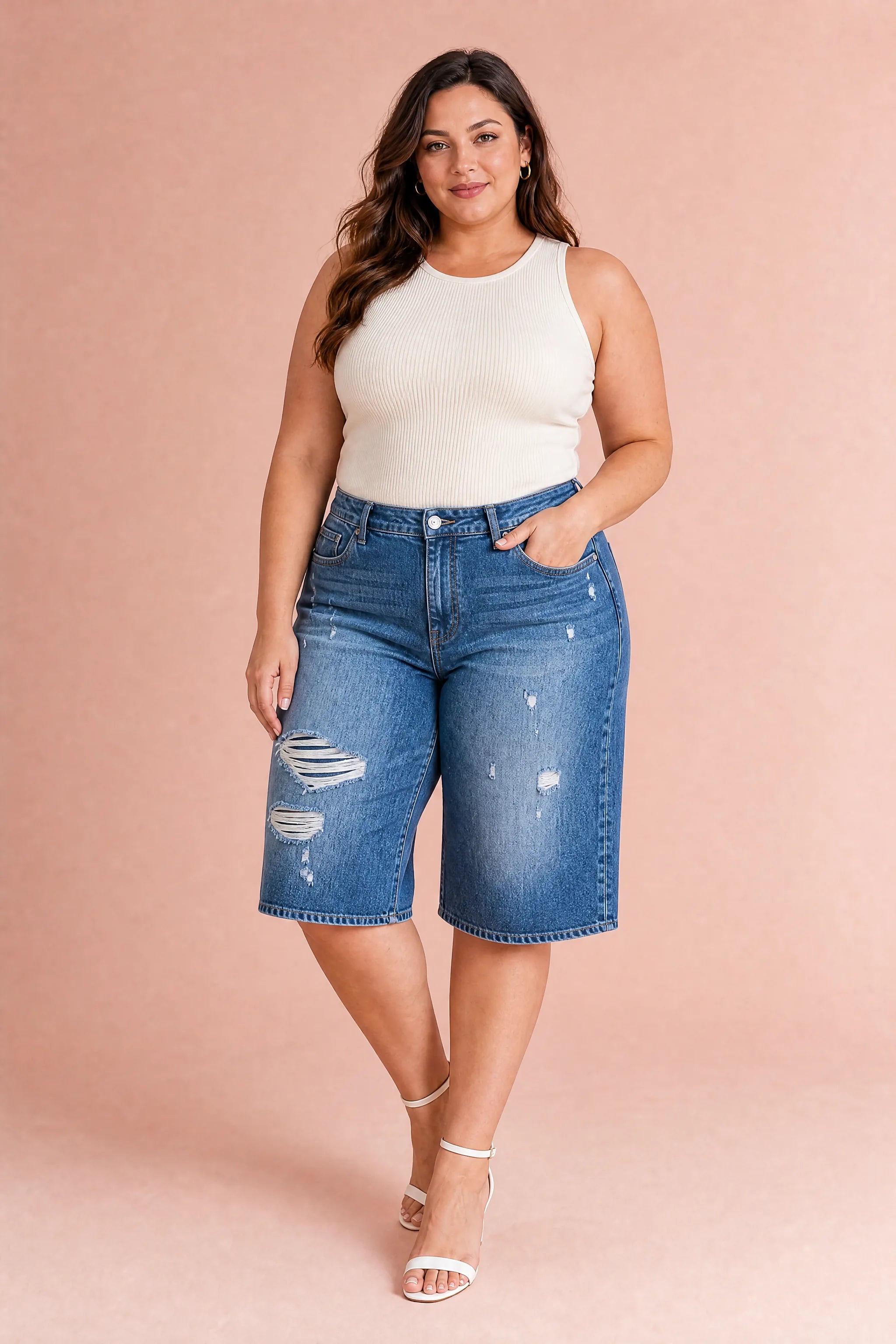 Short en jean large bleu délavé | Porté sur une silhouette plus ronde | Lounelle Paris