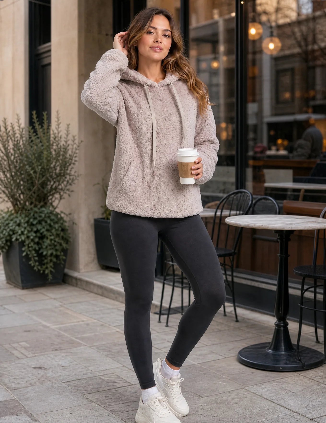 Sweat à capuche ample pelucheux | Photo lifestyle | Lounelle Paris