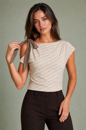 Top beige asymétrique épaule dénudée | Vue rapprochée | Lounelle Paris