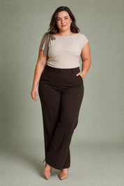 Top beige asymétrique épaule dénudée | Porté sur une silhouette plus ronde | Lounelle Paris