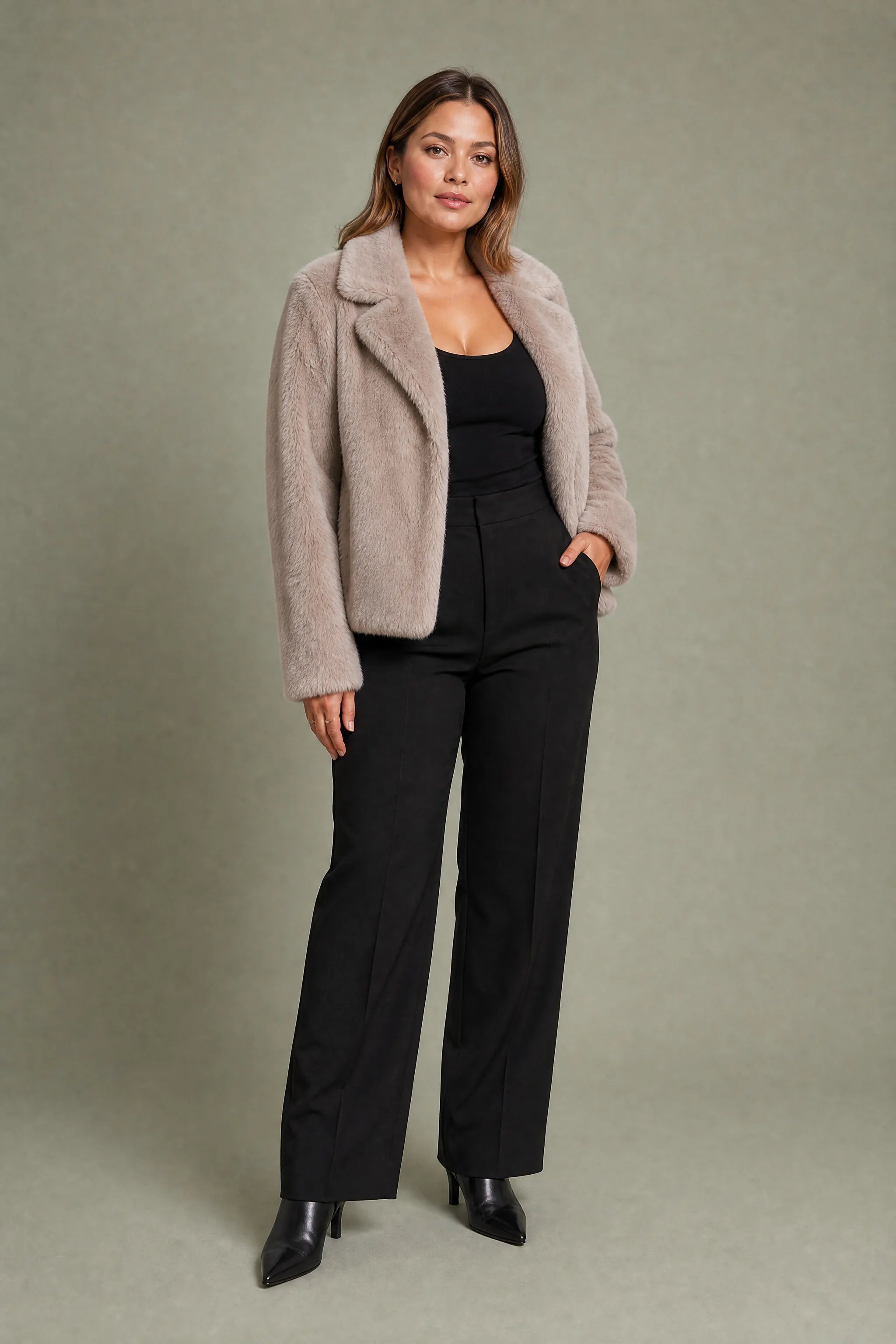Veste beige effet fausse fourrure | Porté sur une autre silhouette | Lounelle Paris