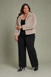 Veste beige effet fausse fourrure | Porté sur une silhouette plus ronde | Lounelle Paris