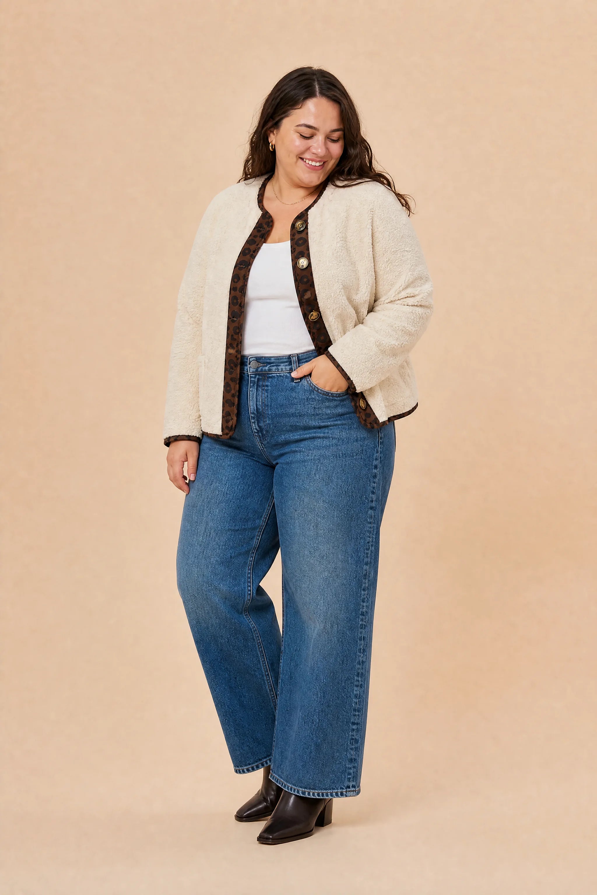 Veste beige sherpa à bordures léopard | Porté sur une silhouette plus ronde | Lounelle Paris