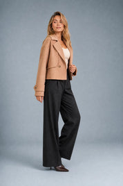 Veste courte marron ample à revers | Vue de profil | Lounelle Paris