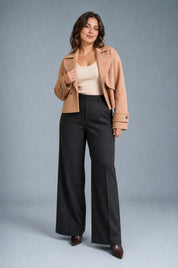 Veste courte marron ample à revers | Porté sur une autre silhouette | Lounelle Paris