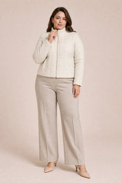 Veste maille beige col montant | Porté sur une silhouette plus ronde | Lounelle Paris