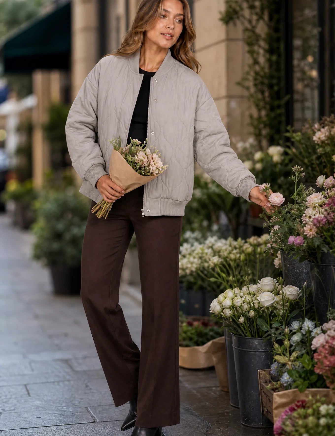 Veste matelassée ample col montant | Variante Taupe - Lifestyle | Lounelle Paris